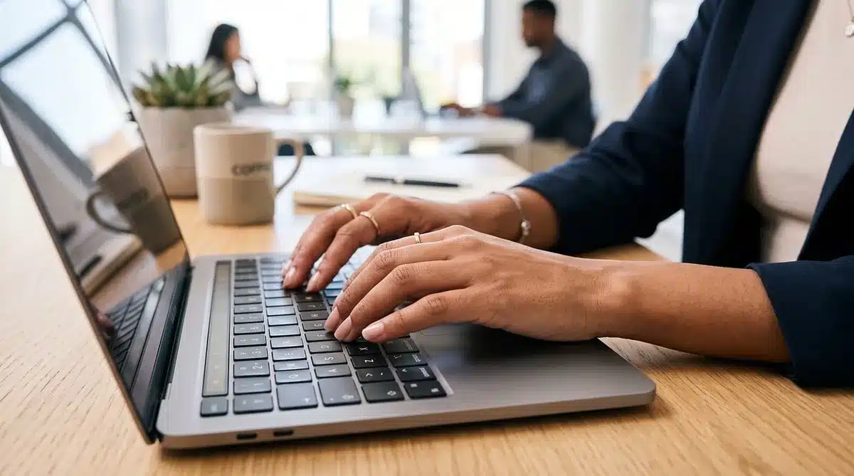 Espace de travail ergonomique dans une location pour télétravailleur