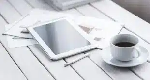 Intérieur lumineux d'un logement de location avec calendrier et table de travail