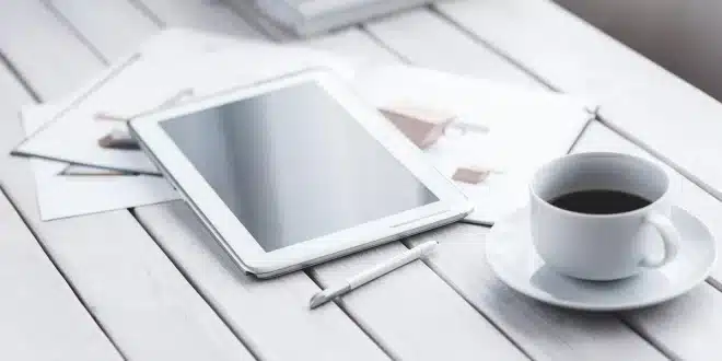 Intérieur lumineux d'un logement de location avec calendrier et table de travail