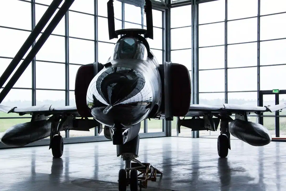 Carnets de maintenance et hangar d'entretien d'un aéronef en pleine journée