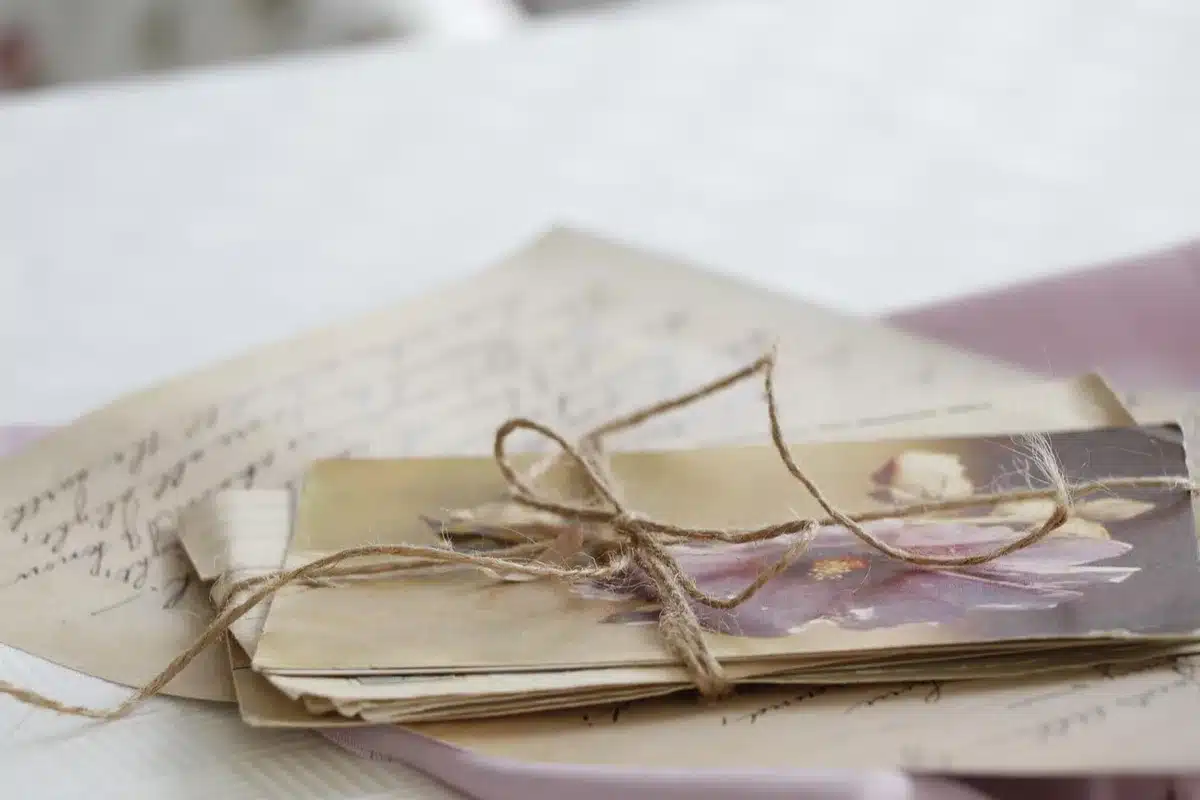 Billets, cartes d'embarquement et courriel de réclamation posés sur un bureau