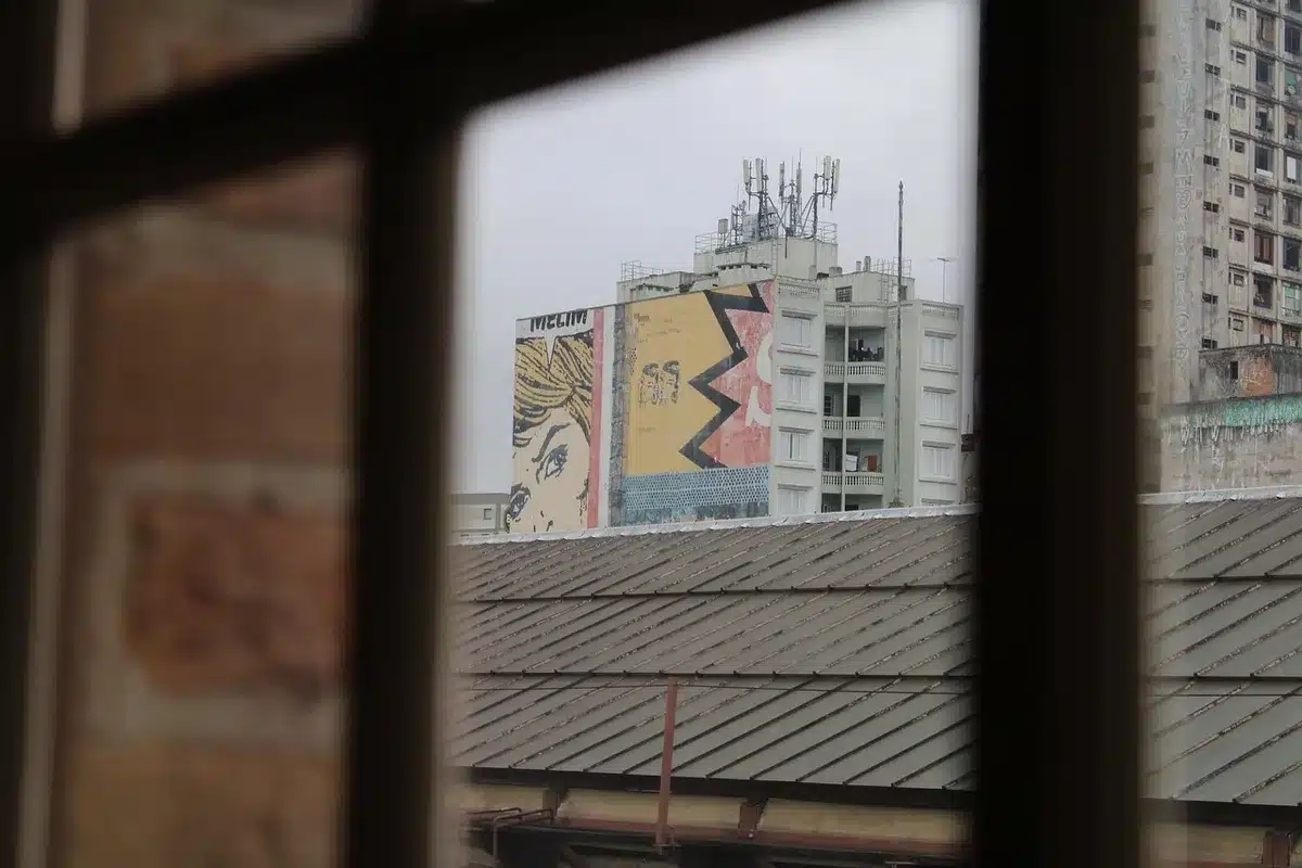 Murales colorées dans une rue de Getsemaní montrant l'art urbain local