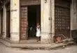 Rue pavée ensoleillée dans la vieille ville de Carthagène avec façades coloniales et passants anonymes