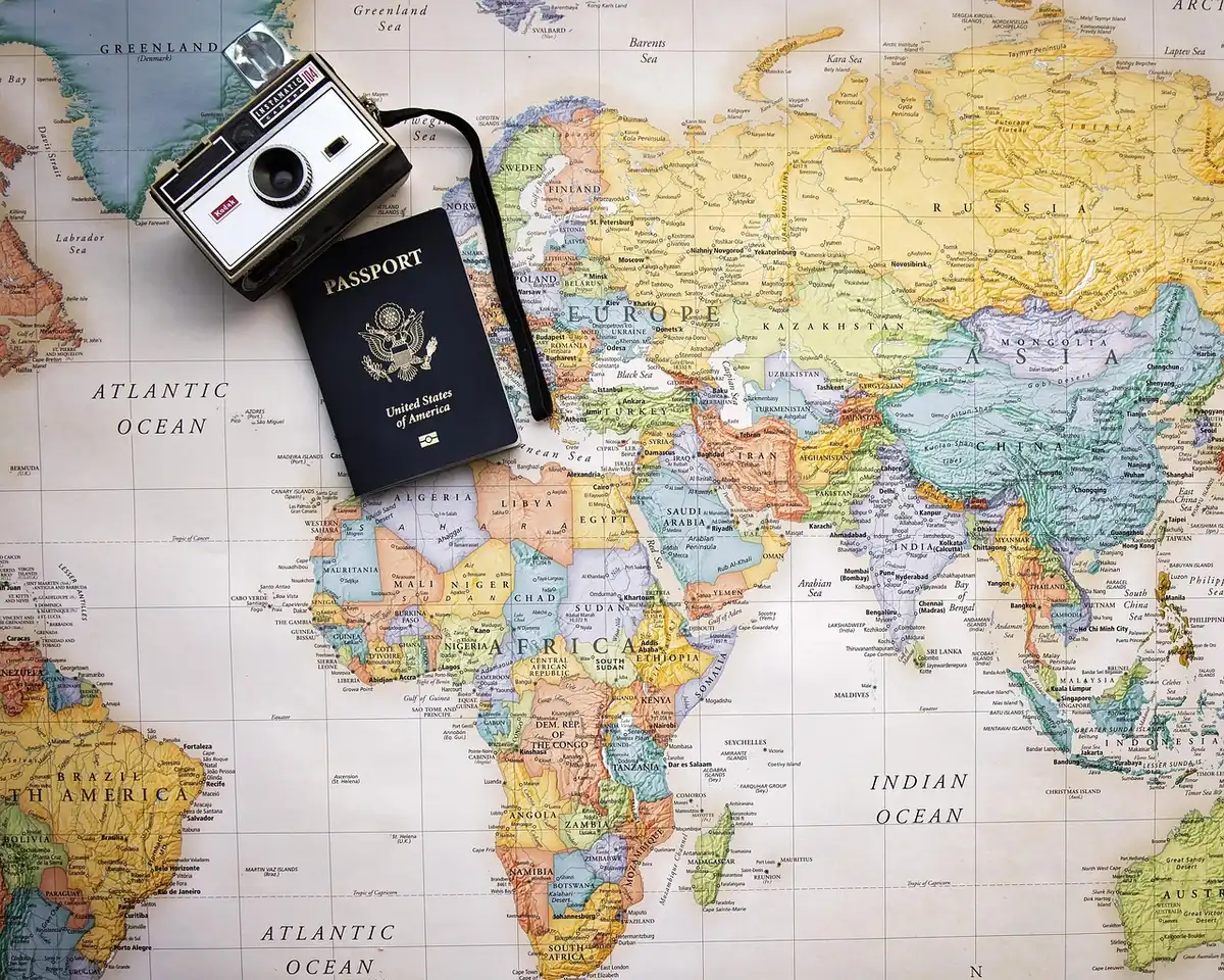 Personne tenant des documents de visa et un passeport sur une table