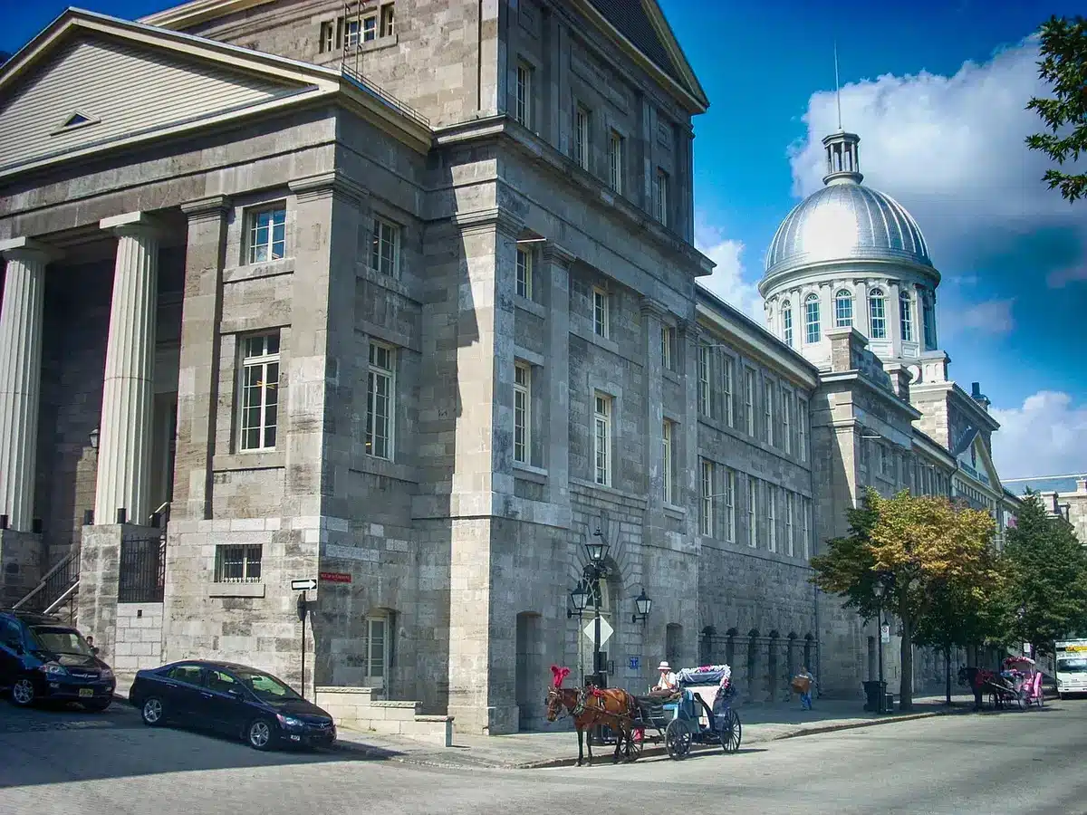 Rue animée de Montréal en plein jour avec passants et bâtiments typiques