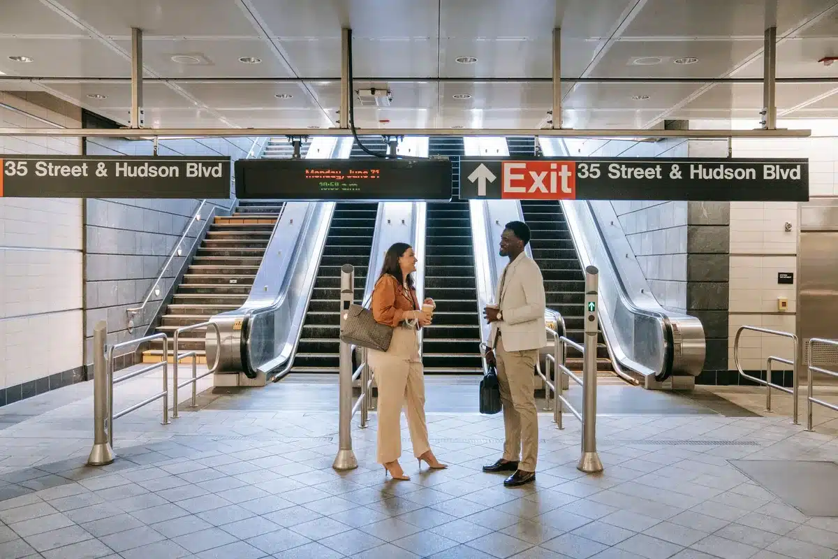 Quai de métro new-yorkais avec passagers attendant le train en journée