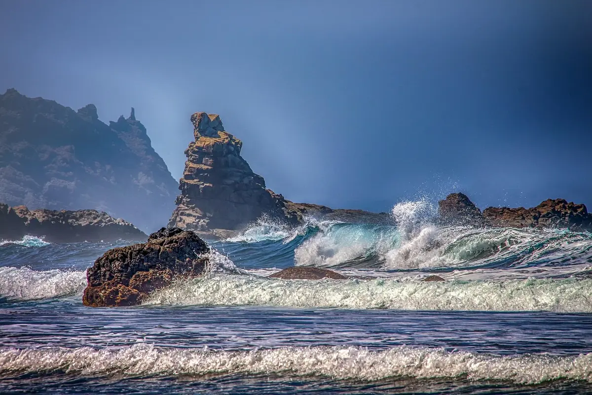 Côte adriatique découpée avec îles et eau turquoise