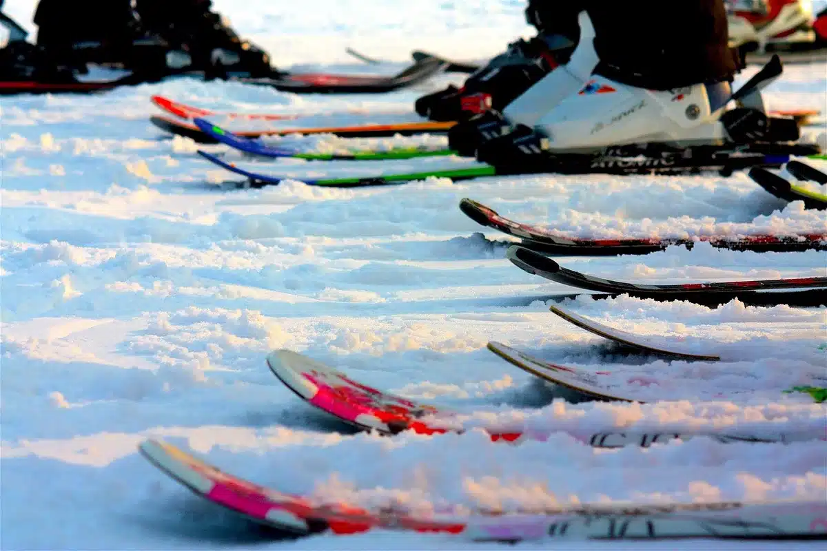 Local à skis avec étagères et sèche-chaussures prêt à l'emploi
