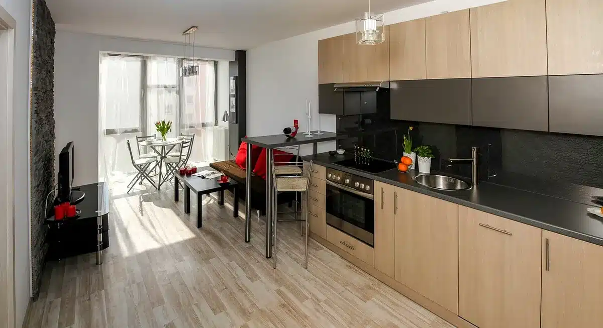 Kitchenette fonctionnelle dans un appartement familial avec biberon sur le plan de travail