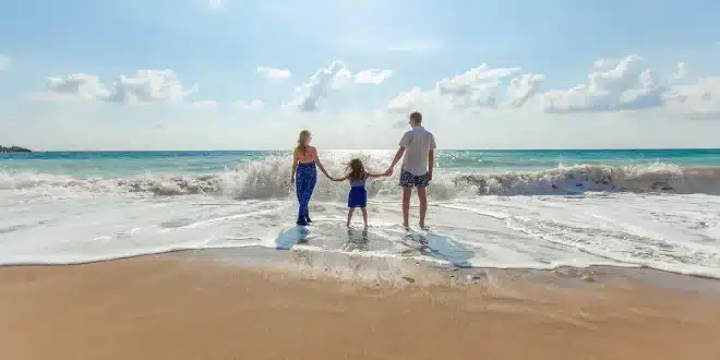 Entrée d'appartement à Marseille en journée avec poussette et sac sur un banc