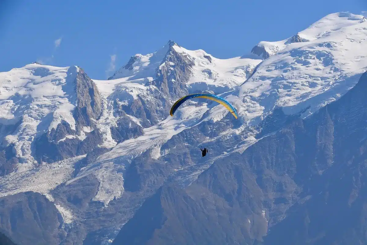 Le Pic du Midi vu depuis la vallée avec le téléphérique et les terrasses