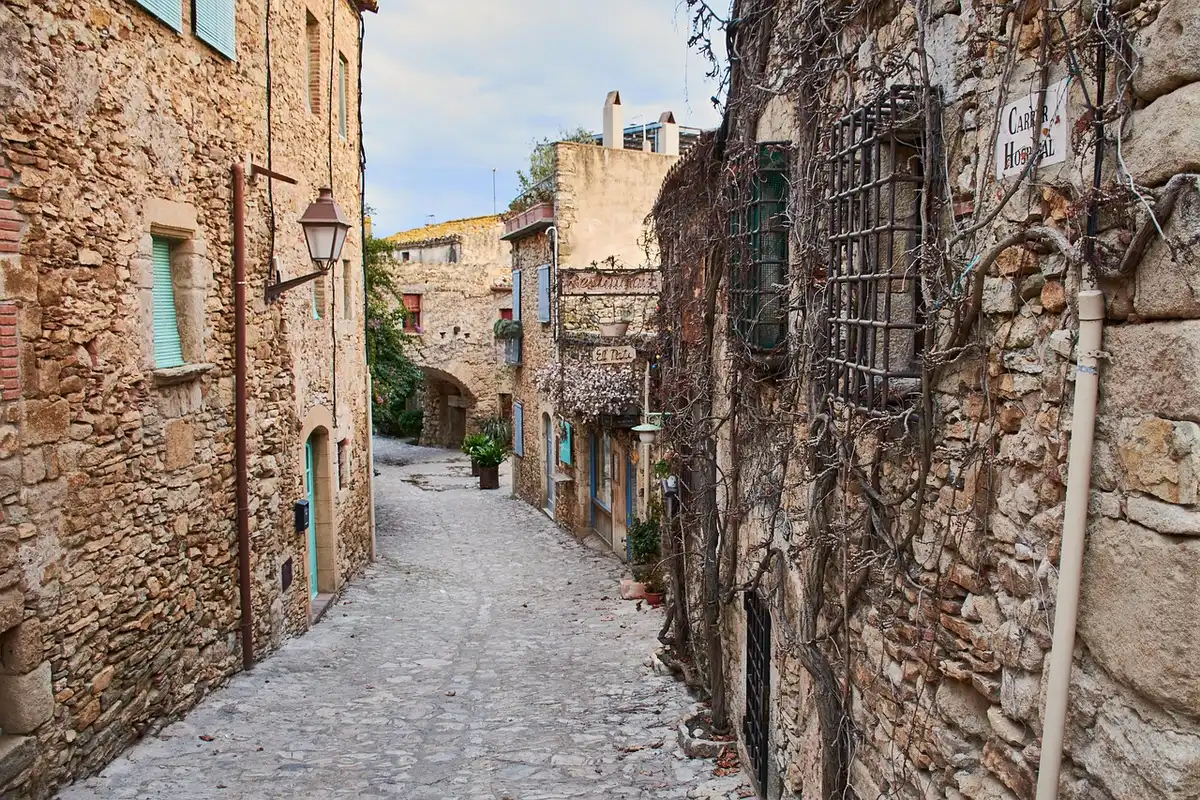 Ruelles pavées et maisons en pierre d'un village médiéval en journée