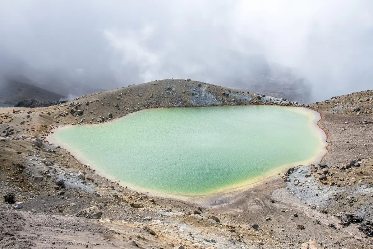 Sentier volcanique du Tongariro avec cratères et terrain lunaire