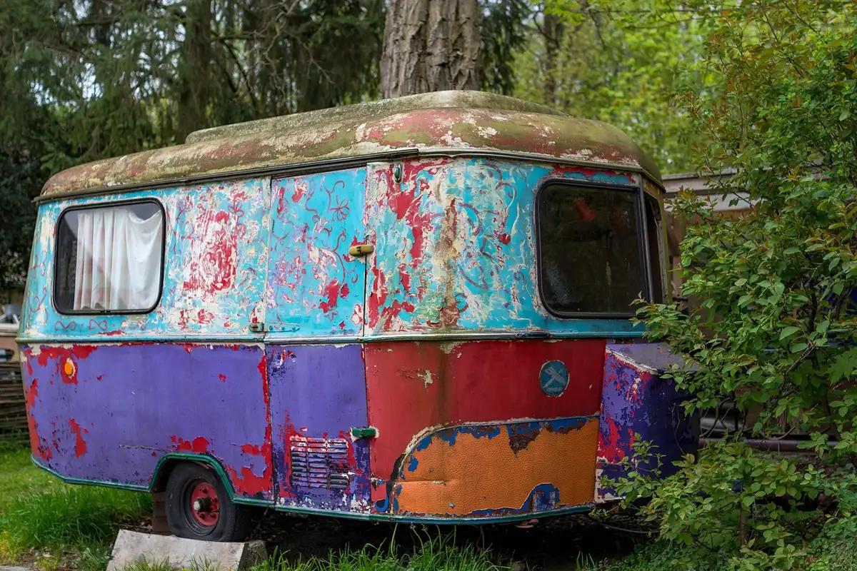 Détails extérieurs d'une mini caravane teardrop montrant silhouette relevée et rangements