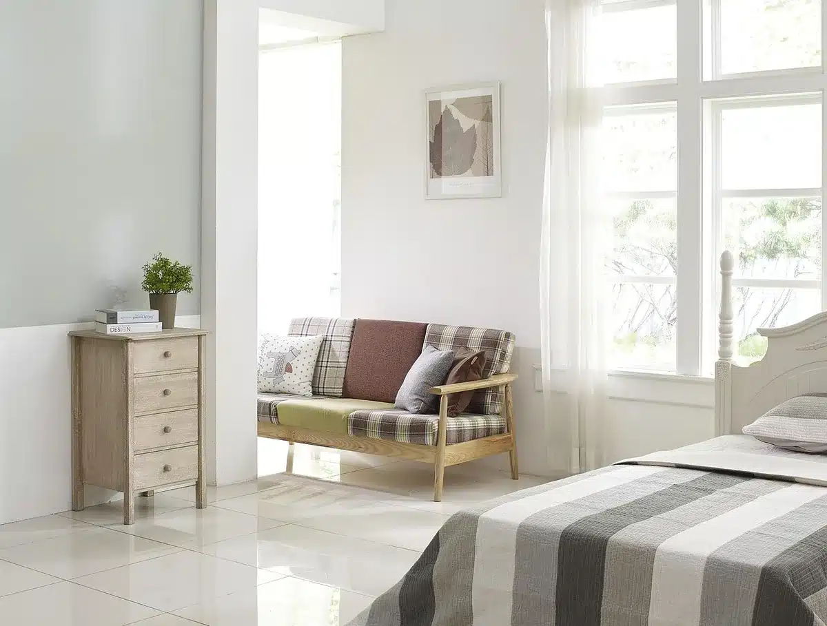 Intérieur compact d'une teardrop avec lit convertible et coffres de rangement