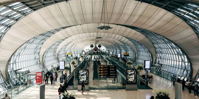 Documents médicaux et téléphone sur une table d'aéroport en plein jour