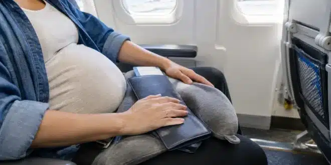 Prendre l'avion enceinte : conseils pratiques et précautions pour voyager en toute sécurité