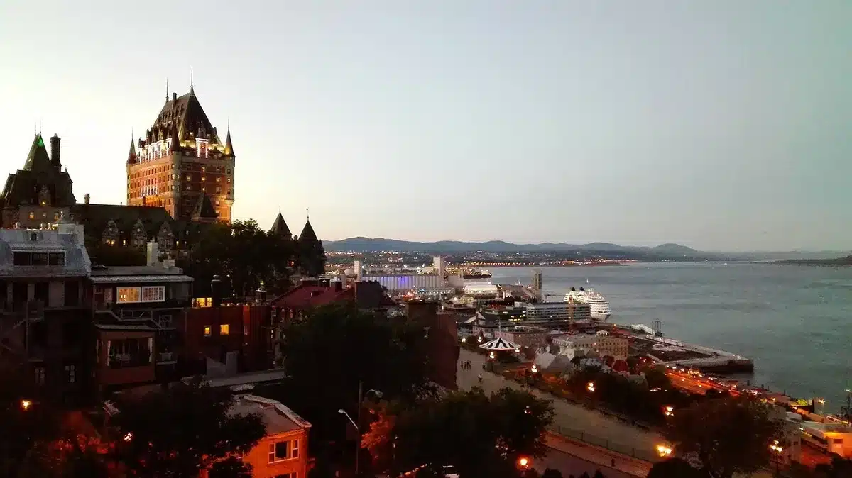 Le Château Frontenac vu depuis la terrasse Dufferin en plein jour