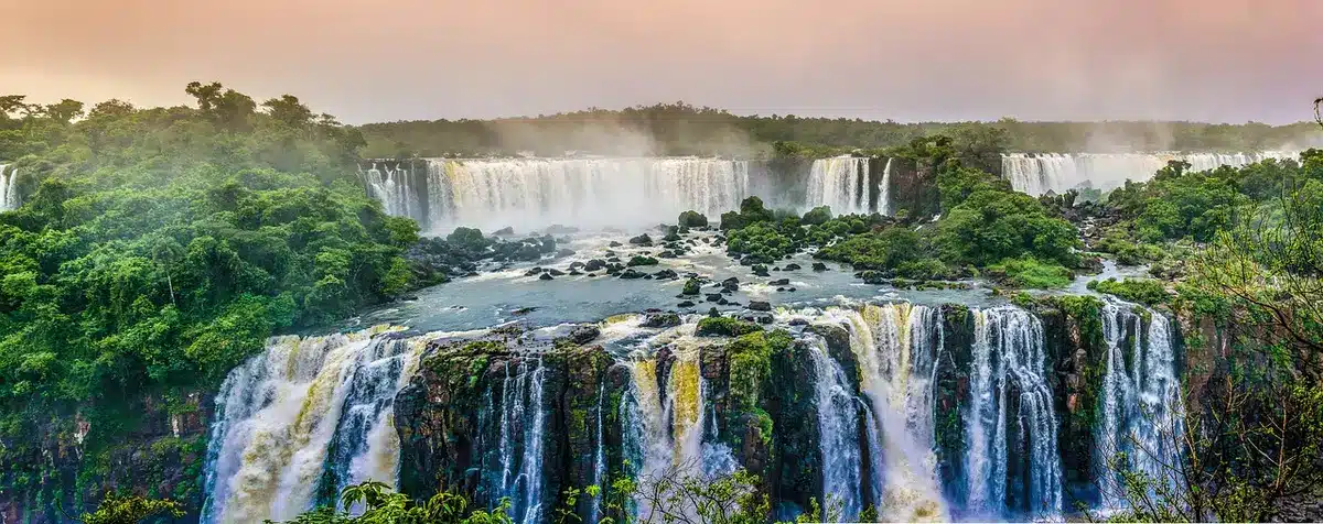 Vue panoramique d'ensemble des chutes d'Iguazú depuis le versant brésilien