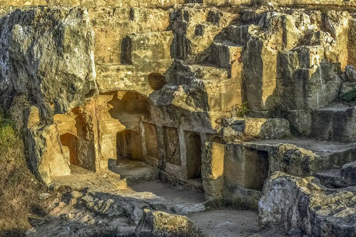 Stèles mayas monumentales et sentier ombragé à Quiriguá