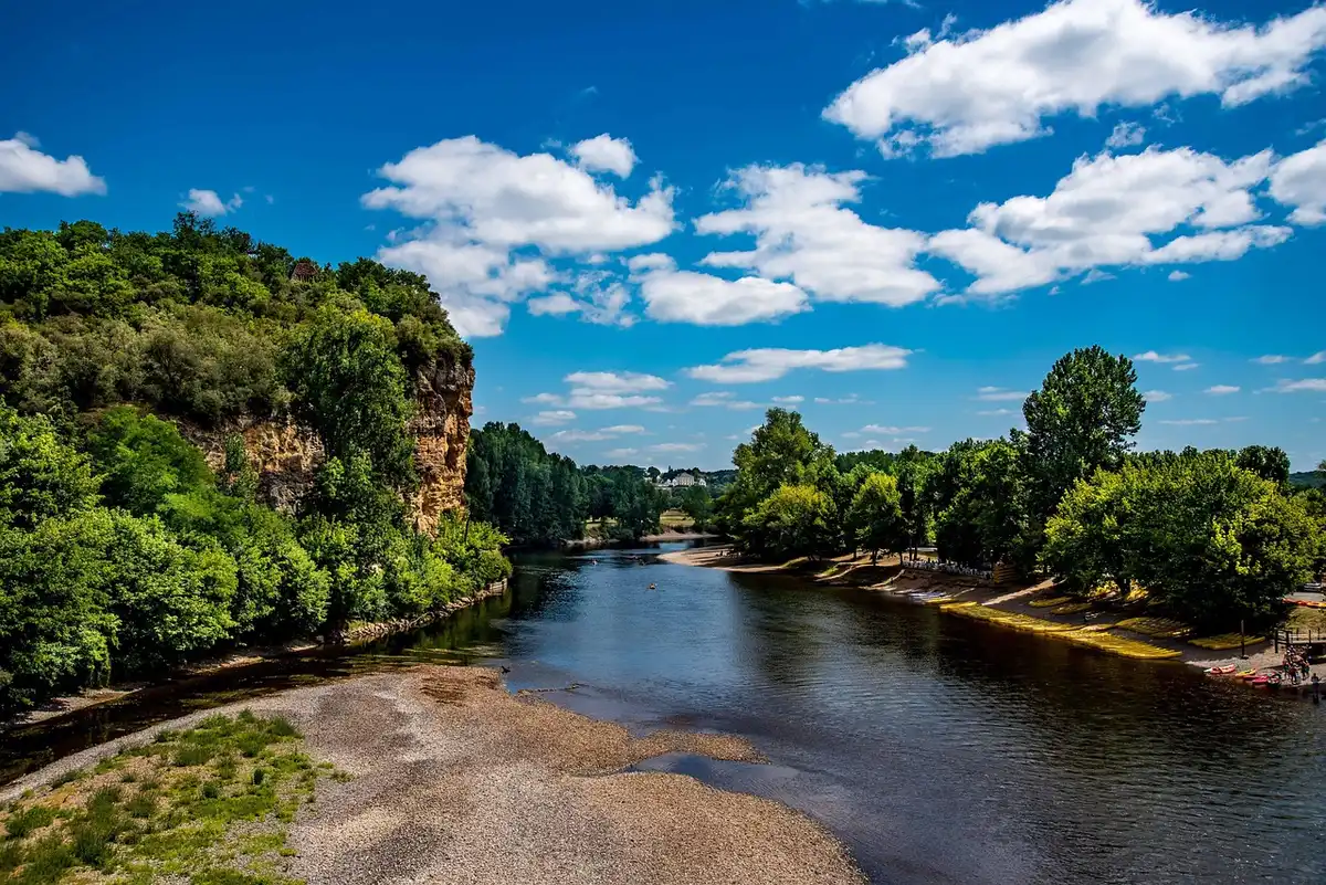 Canoës et gabarre sur la Dordogne vus de près