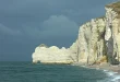 Falaises et chemin côtier en Normandie avec promeneurs et sac à dos