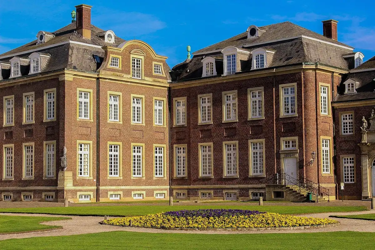 Façade et jardins du château d'Arundel par une journée ensoleillée
