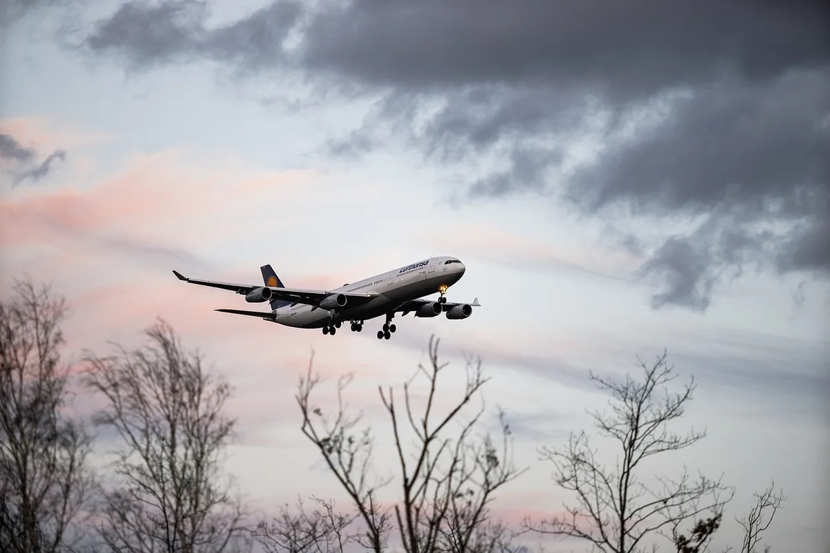 Passager vérifiant l'écran des vols dans un terminal lumineux