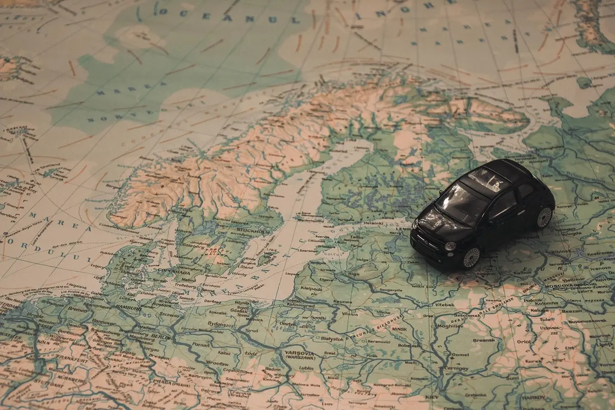 Petite voiture de location avec carte sur le tableau de bord prête au départ
