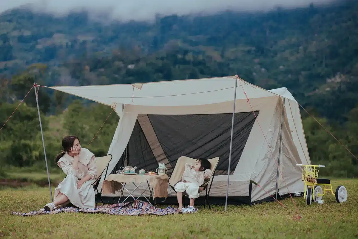 Fourgon aménagé garé près d’un petit camping côtier en plein jour
