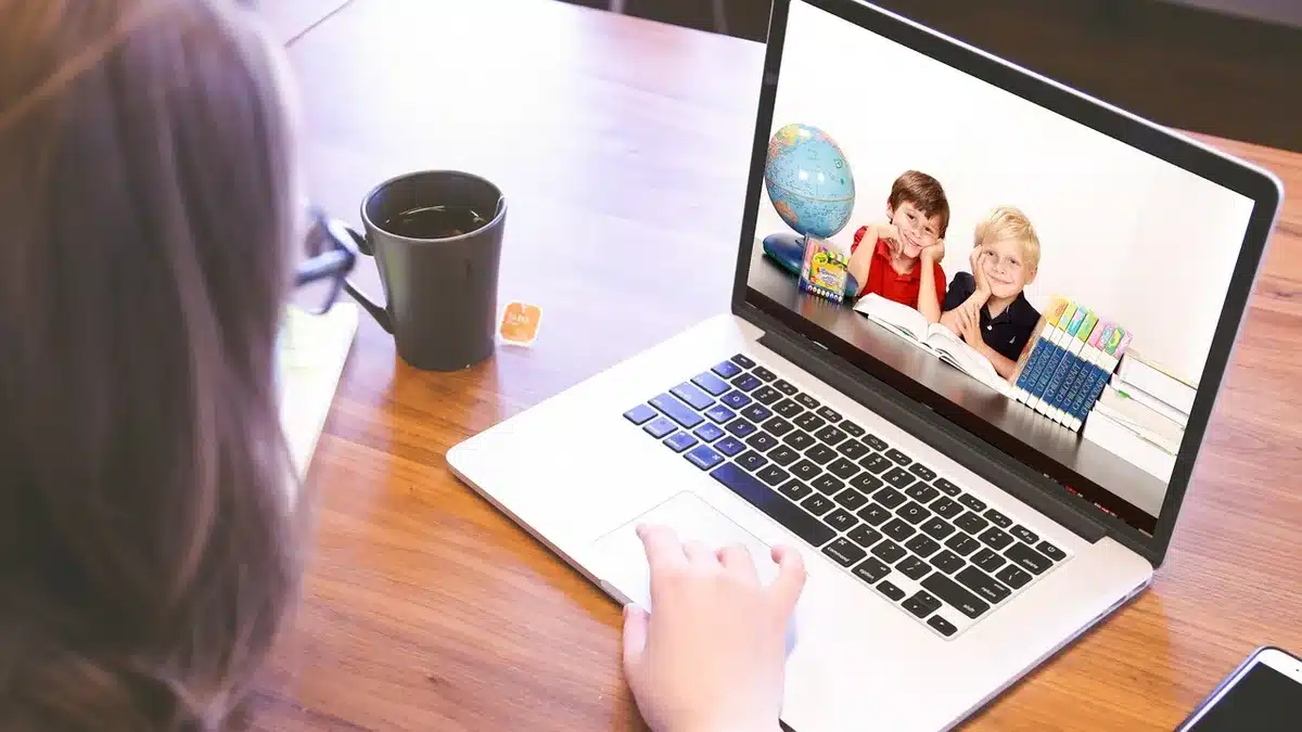 Écran montrant leçons audio et exercices sur une plateforme d'apprentissage