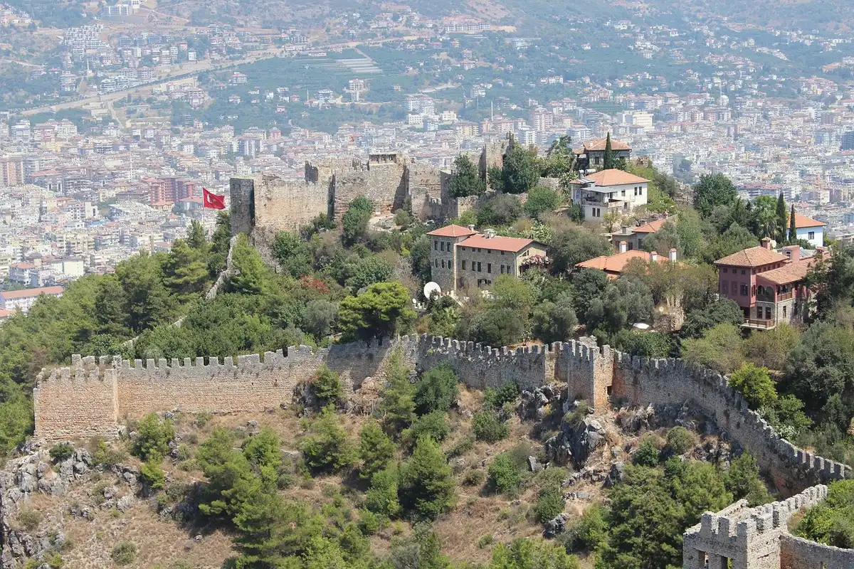 Vue du château d'Édimbourg dominant la vieille ville et le rocher volcanique