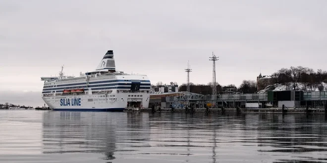 Quai ensoleillé avec ferry, carte touristique et café, îles et pins en arrière-plan