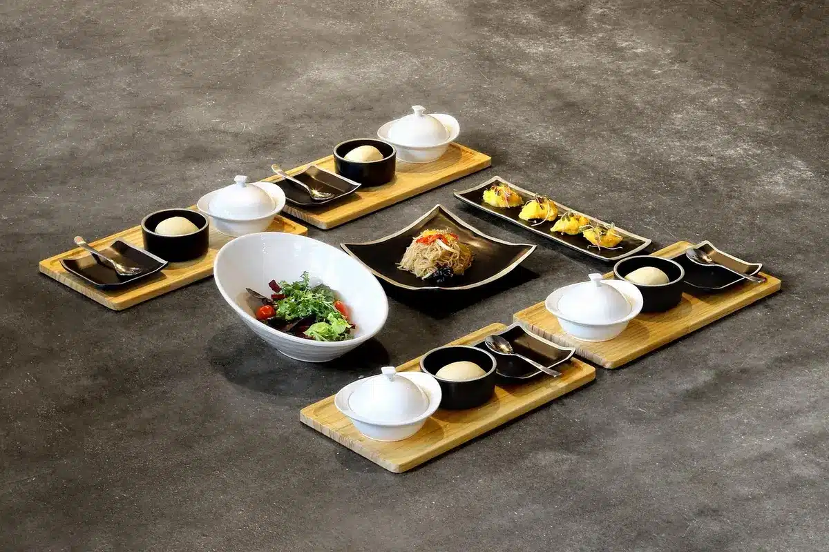 Parents et enfants à une table d'hôtel avec un menu enfant visible