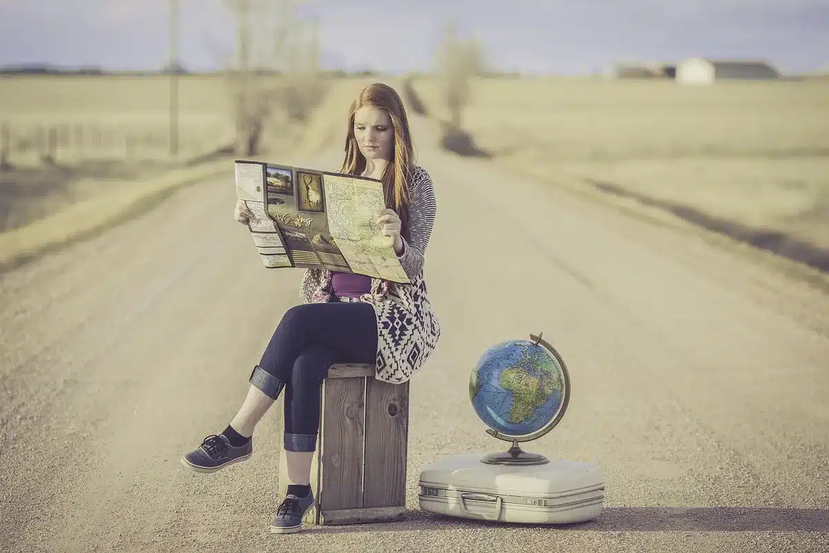 Voyageur seul avec un sac à dos consultant une carte et un carnet