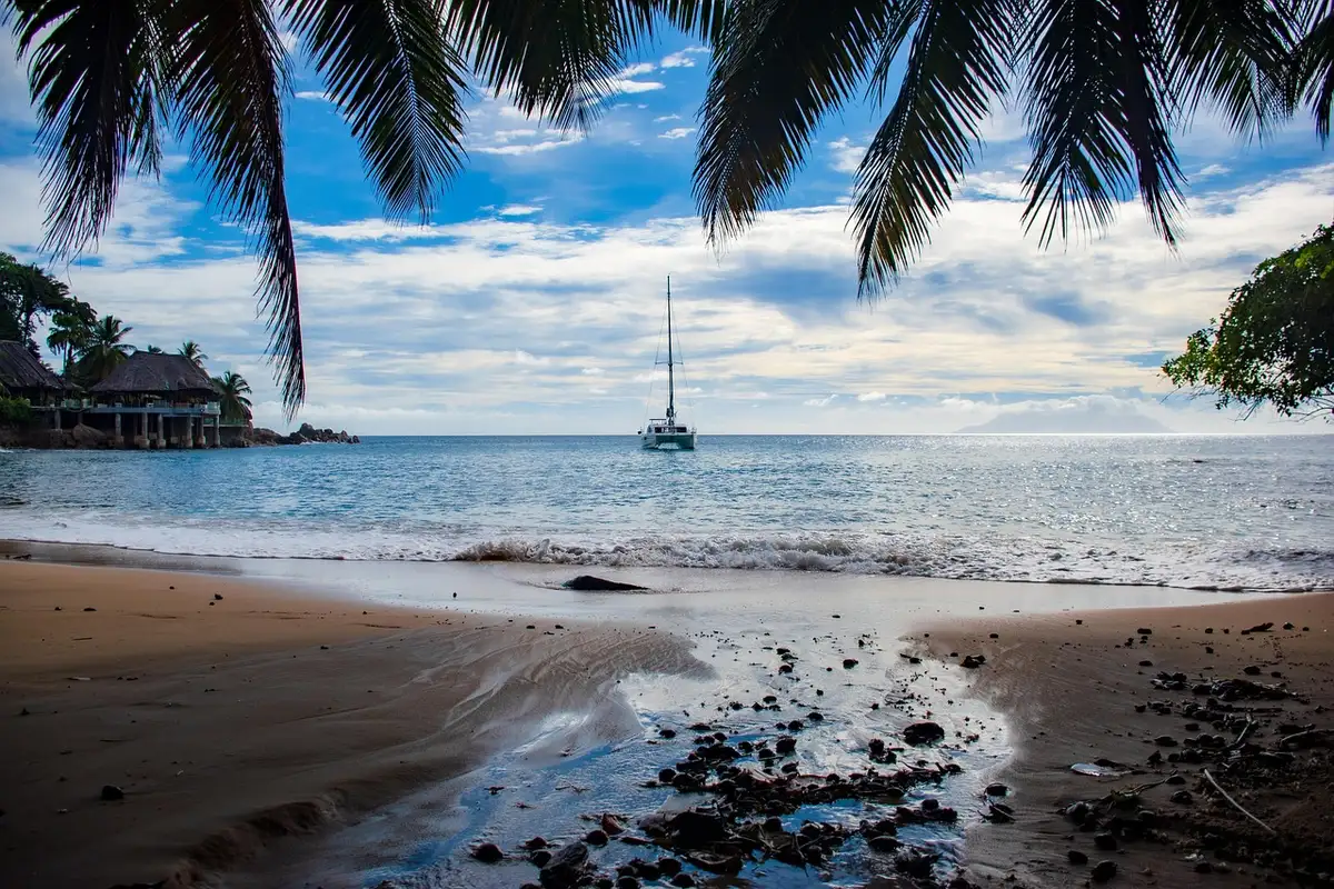 Petit bateau touristique approchant une île des Rosario depuis Carthagène