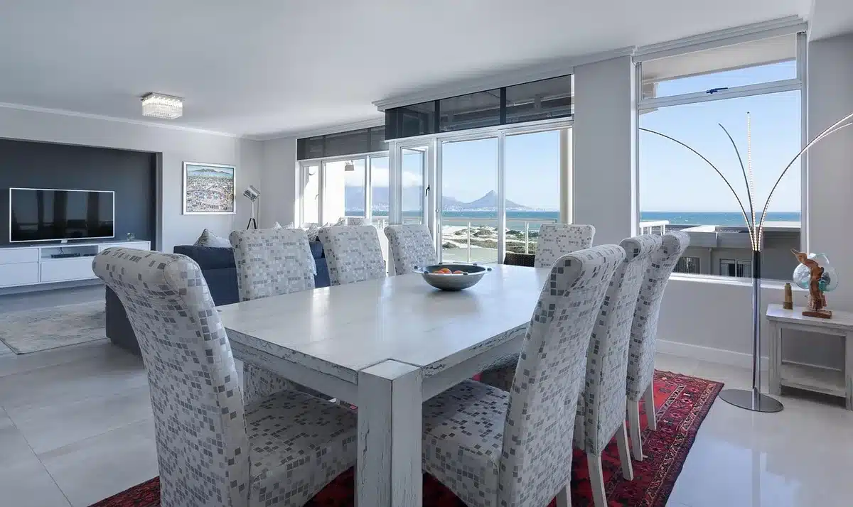 Salon d'un appartement montréalais avec fenêtres et mobilier simple