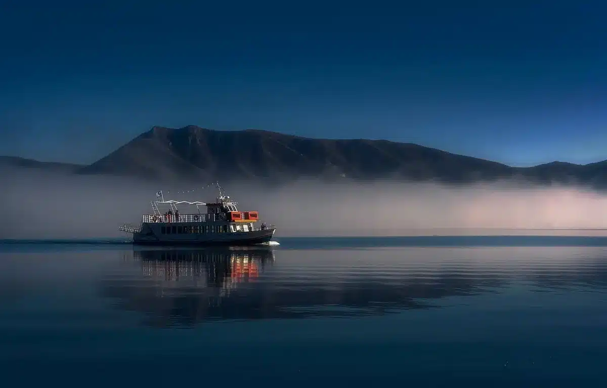 Route côtière grecque avec vue sur la mer et une voiture en stationnement