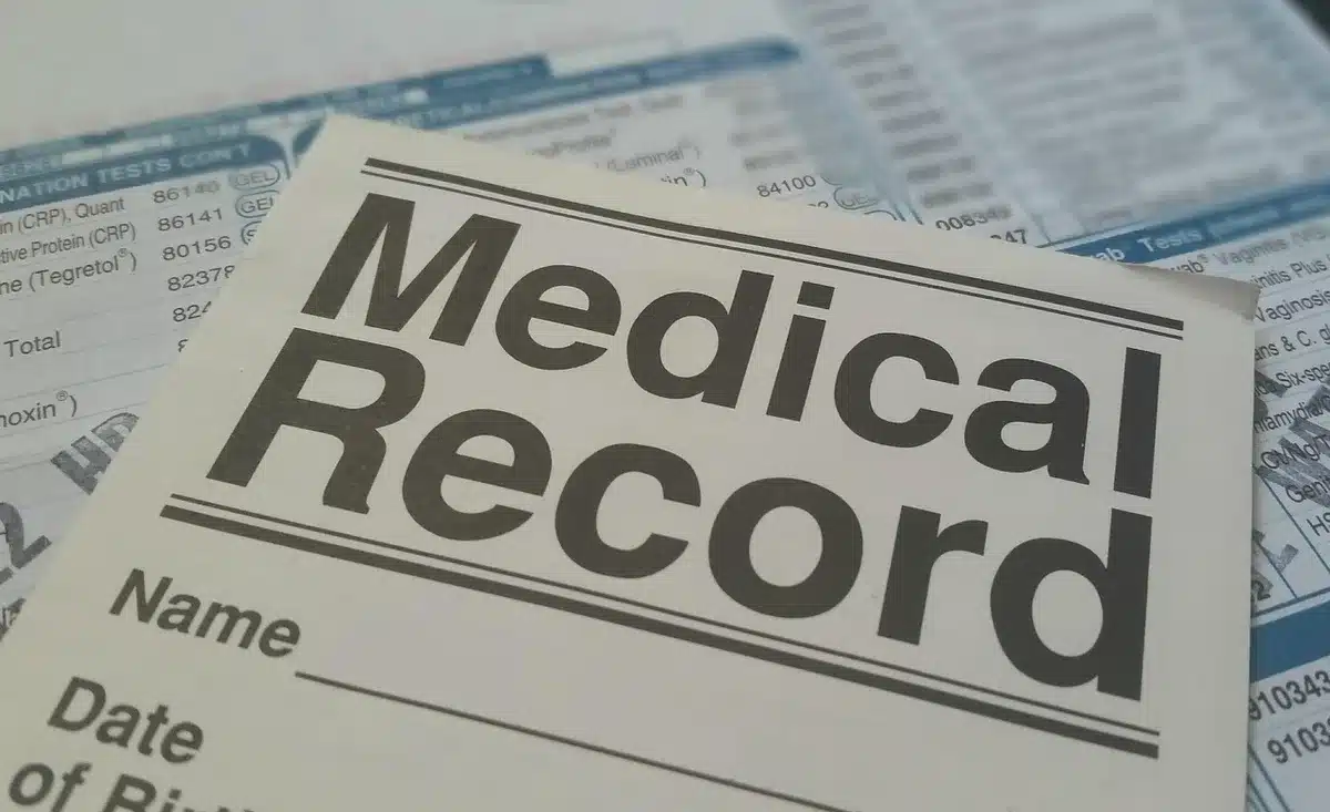 Documents d'assurance voyage et carte santé sur une table